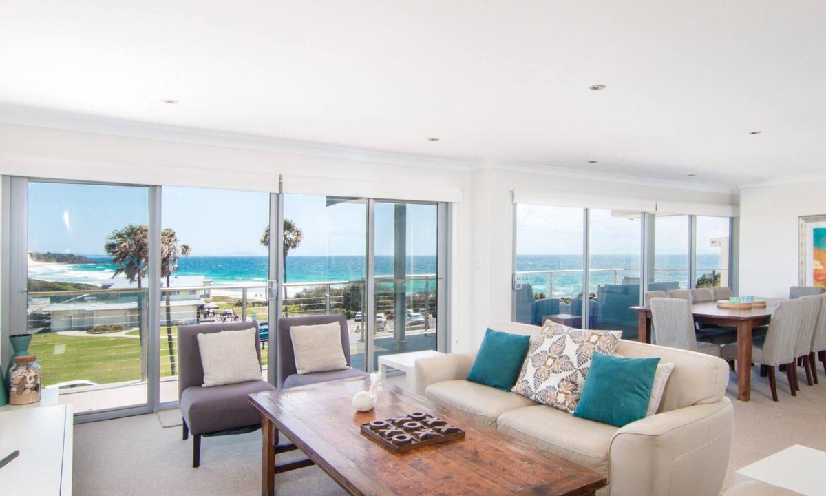 Forster House | 12 Cliff Road - Across from One Mile Beach!
