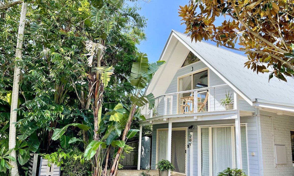 Suffolk Park Cottage | 2 Bedroom Beachside Cottage