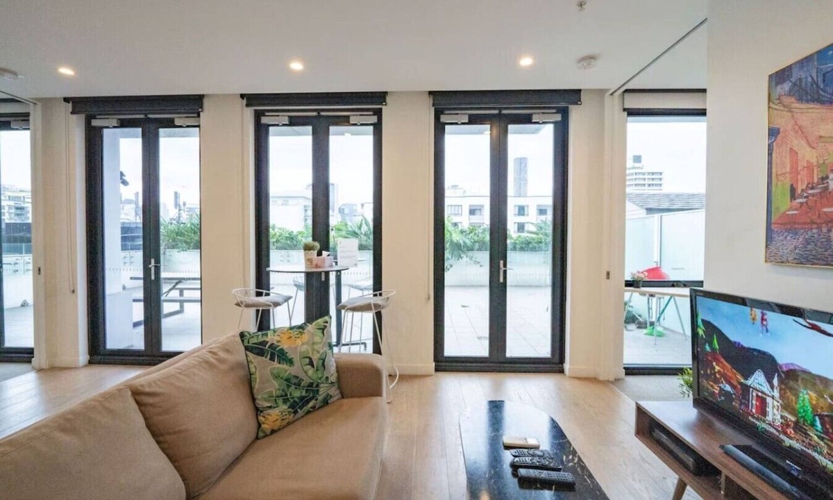 Spring Hill Apartment | 2BR Brisbane Stay w/Huge Balcony & Pool M25