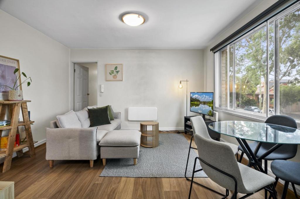Flemington Apartment | 2BR Flemington Walk to Showgrounds Parking