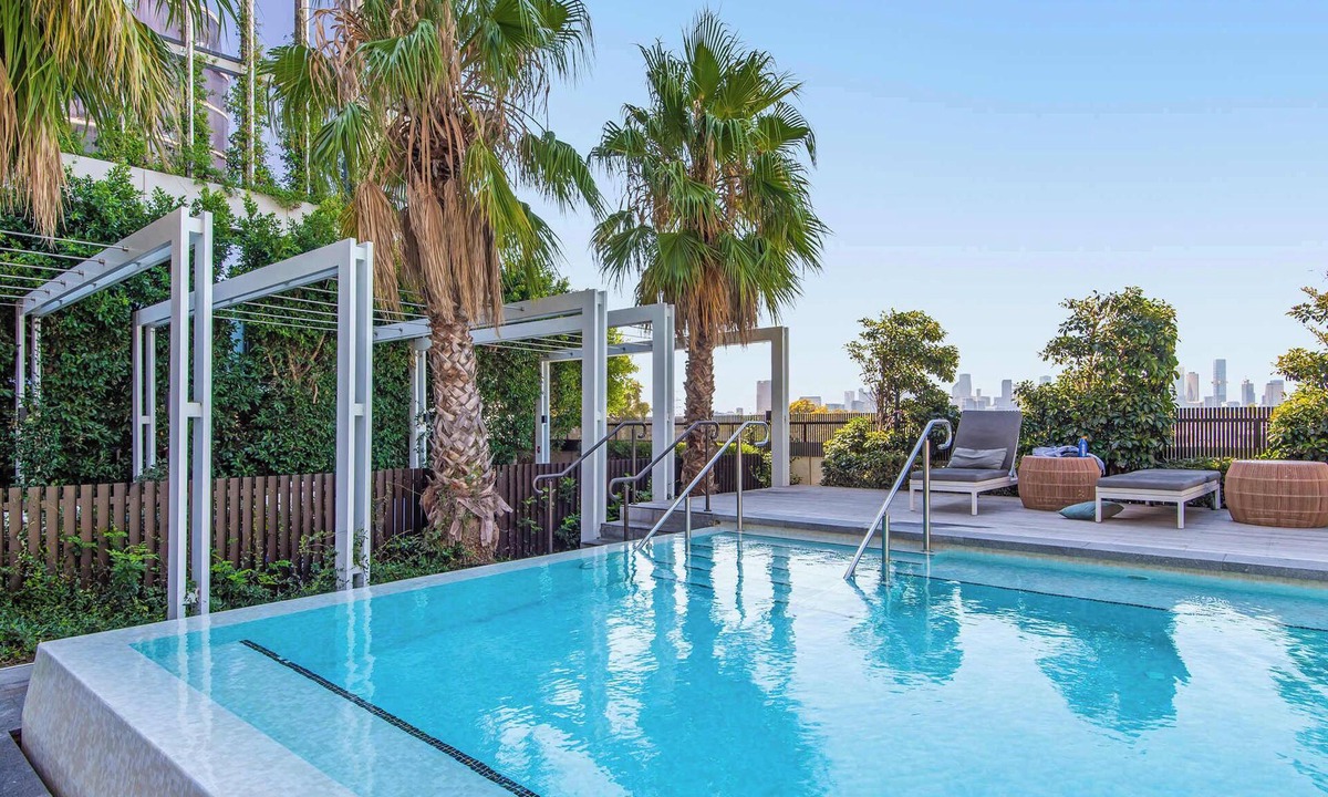 Port Melbourne Apartment | 3BD beachside resort with parking, views and pool