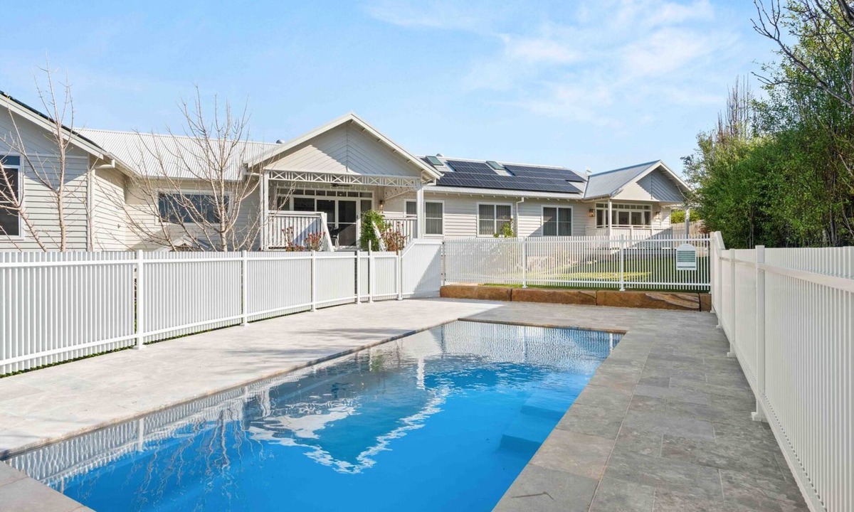 Milton House | 4BDR, Fireplace, Pool & Pet friendly