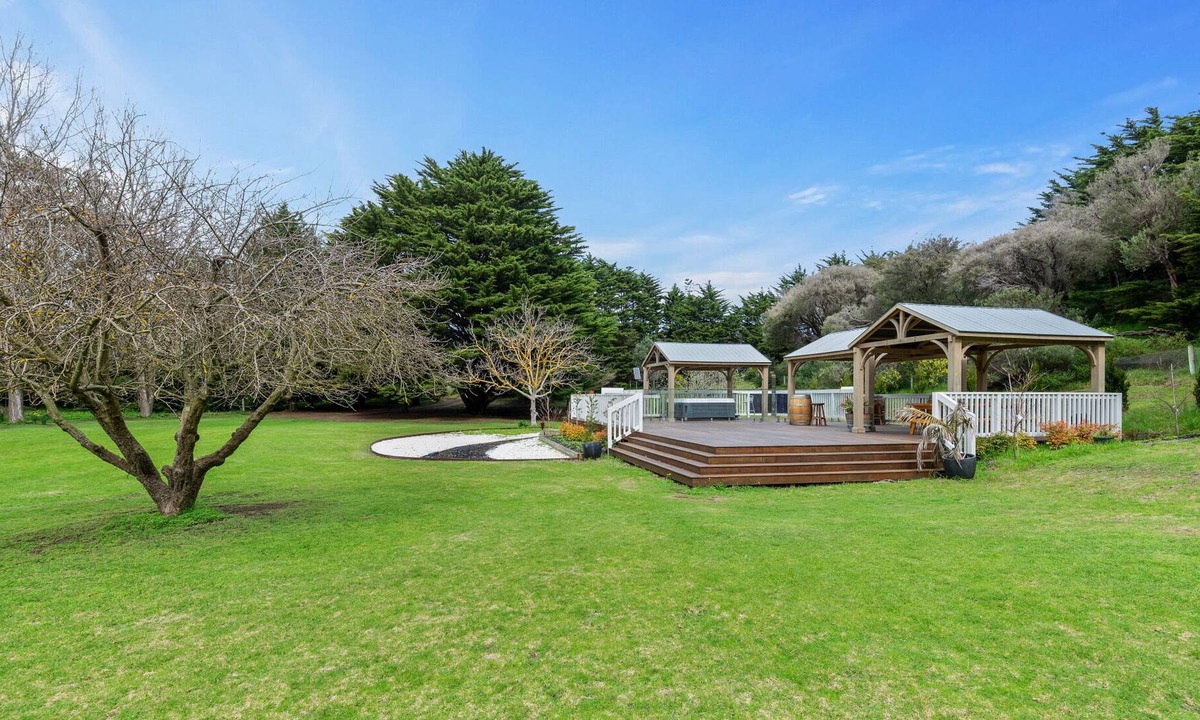 Fingal House | 5 Acre Home at St Andrews Beach with Spa