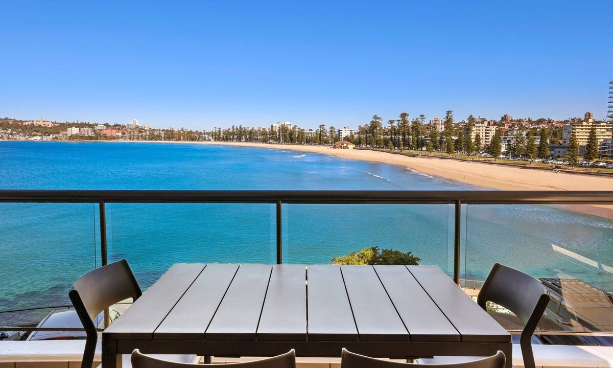 Queenscliff Apartment | Absolute Beachfront, Stunning Manly Beach Views
