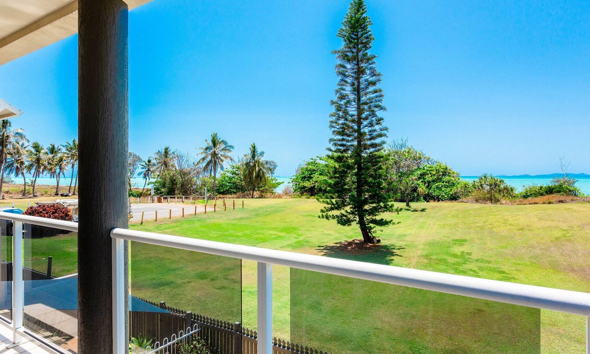 Yeppoon Apartment | Absolute beachfront - and your own private swimming pool!?