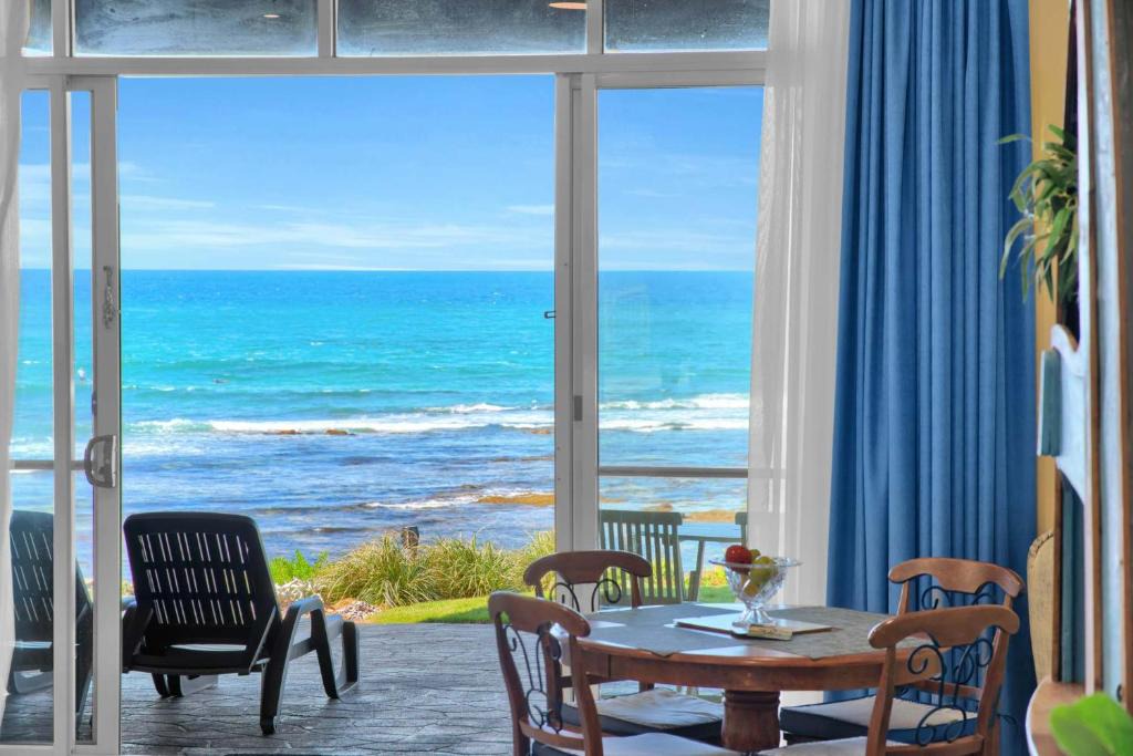 Blue Bay Apartment | Absolute Beachfront l Couples Getaway