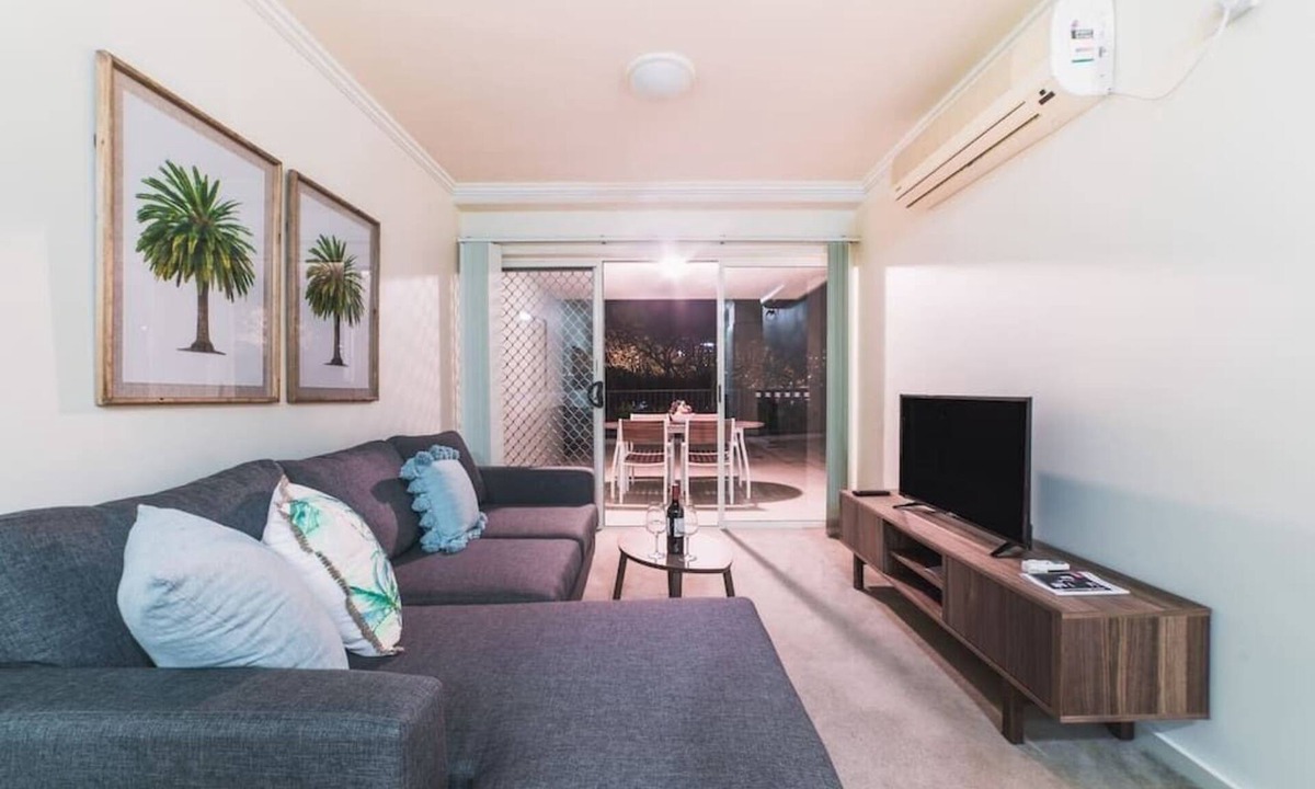 West End Apartment | Absolute Riverfront One Bedroom Apartment
