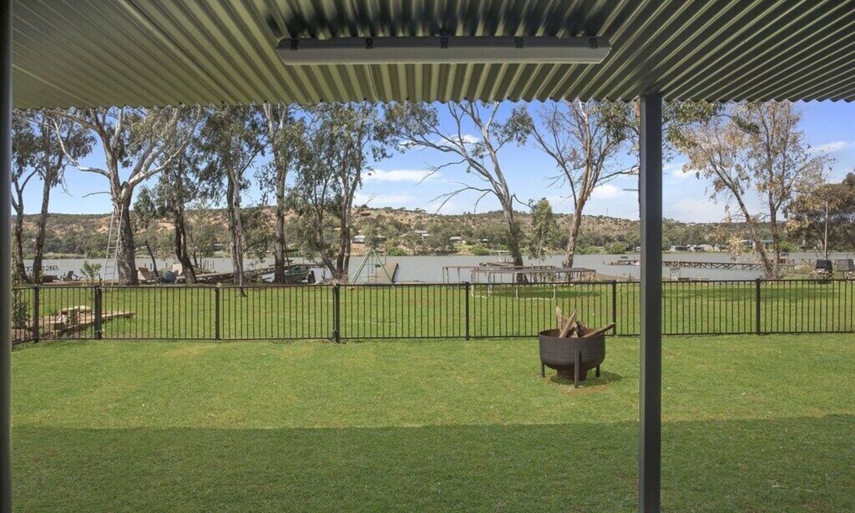 Pellaring Flat House | Absolute Waterfront Bliss – Pet Friendly, Seperate living areas, Family Shack.