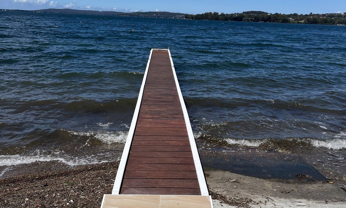 Kilaben Bay House | Absolute waterfront holiday house - blue ribbon location