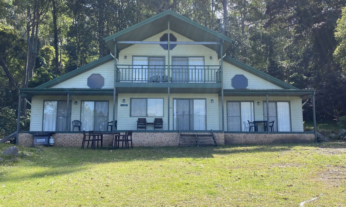 Longreach Ski Chalet | Absolute Waterfront - Banksia Chalet at Shoalhaven Lodge