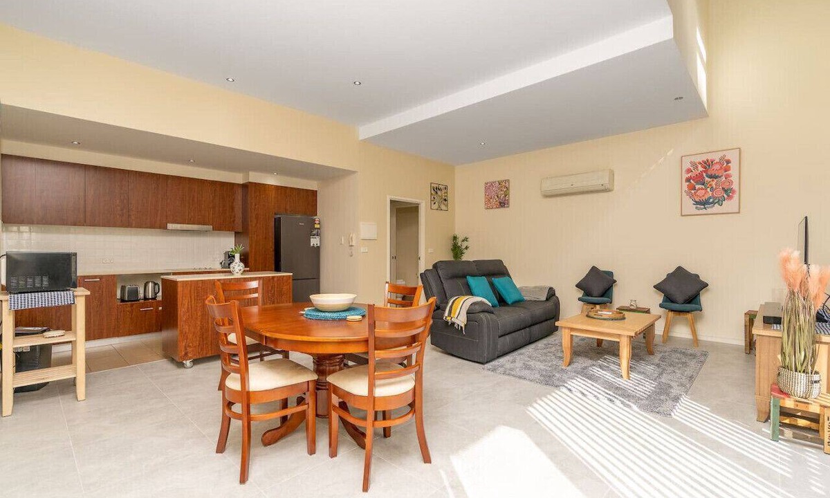 City West Apartment | Absolutely spacious APT unit between ANU and City