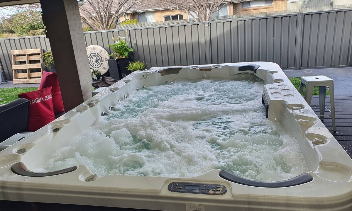 Yallah Apartment | Adorable 1 Bedroom Place With Hot Tub
