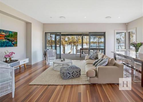 Summerland Point House | Adrift - Waterfront entertainer with Shared Jetty!