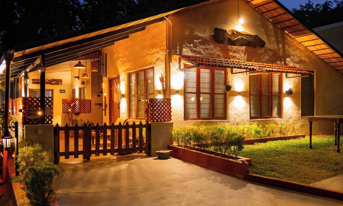 Virarajendrapet House | Alaya Stay Twisted Tree with Pool