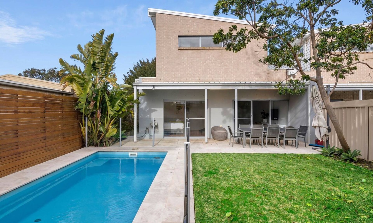 Torquay House | Anderson Pool Premium Walk to Beach & Shops