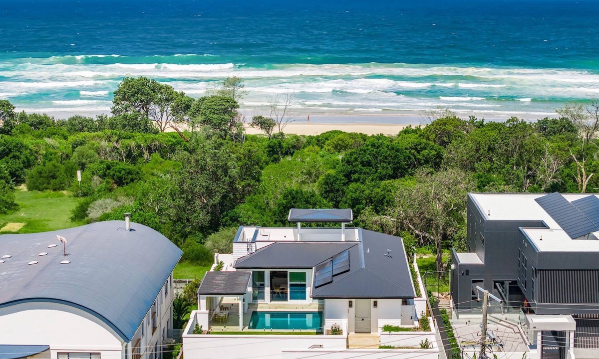 Pottsville House | Aquarium House - with direct beach access & pool