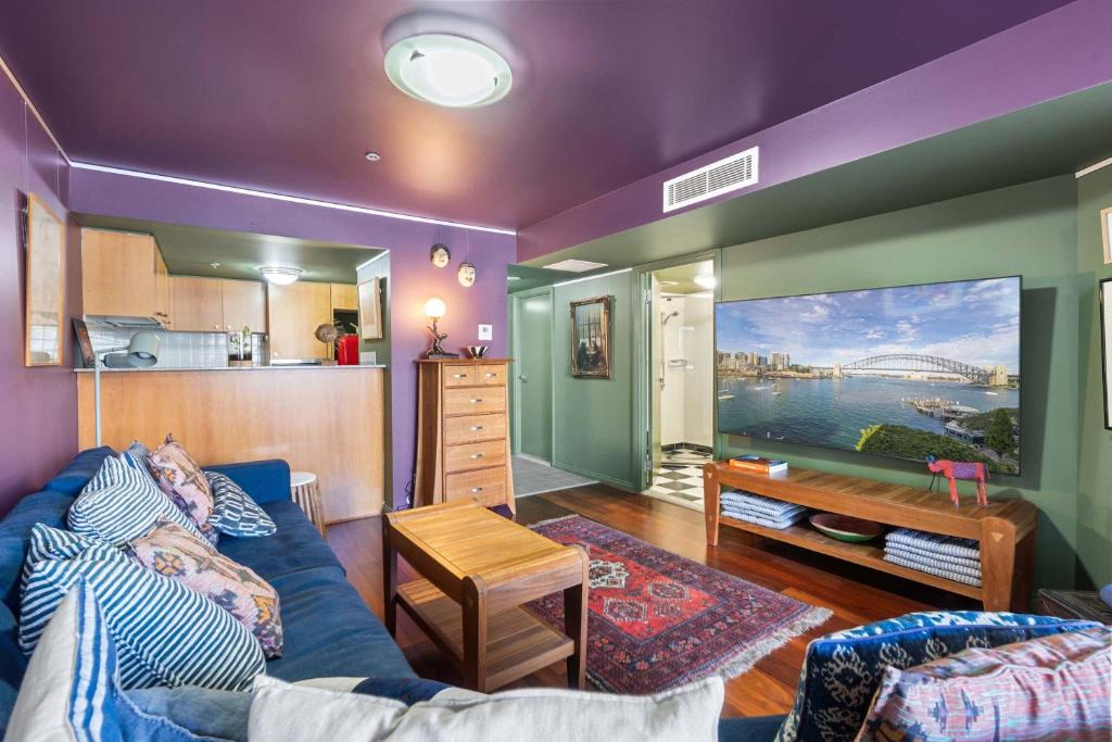 Woolloomooloo Apartment | Artsy Boho Den in Iconic Fingerwharf Woolloomoolo
