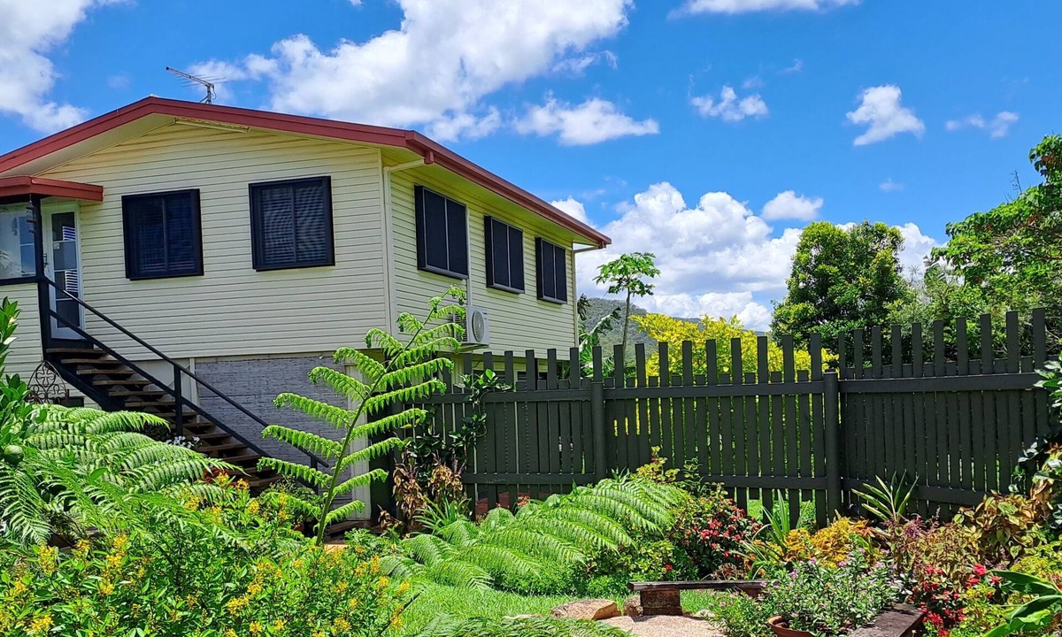 Atherton Apartment | Atherton Apartment with Views and Breakfast Hamper