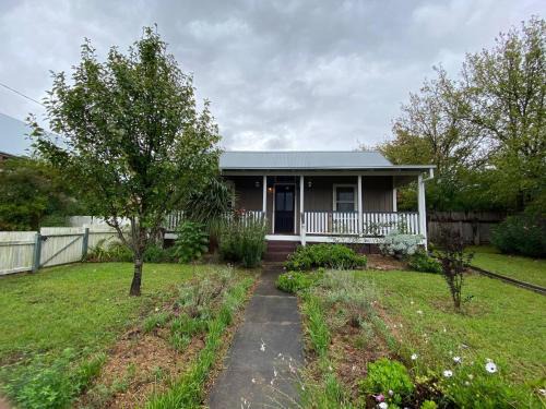 Tenterfield House | Awen Cottage - Where Heritage meets the heart of Tenterfield