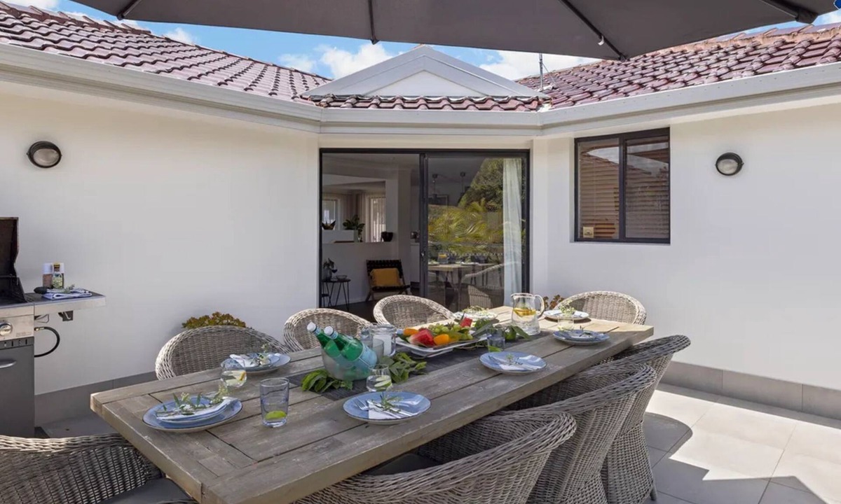 Salamander Bay House | Baie de Salamandre - modern & minimalist two-storey holiday home located close to the beach