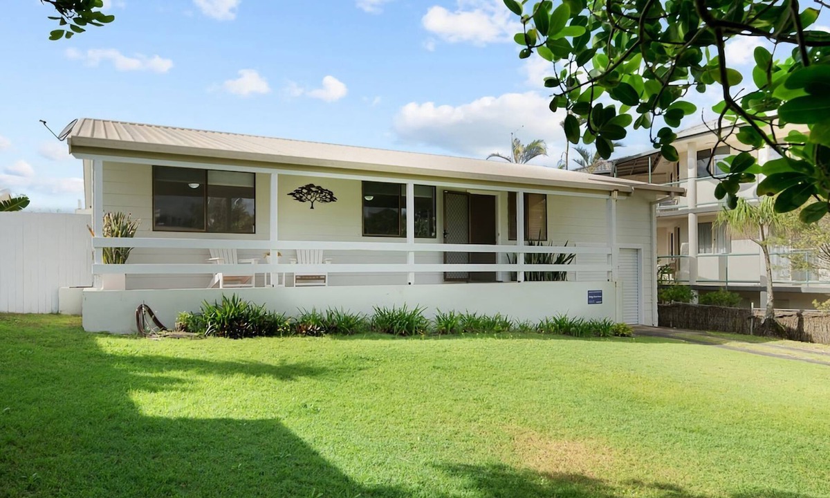 East Ballina House | Baileys Beach House with Ocean Glimpses