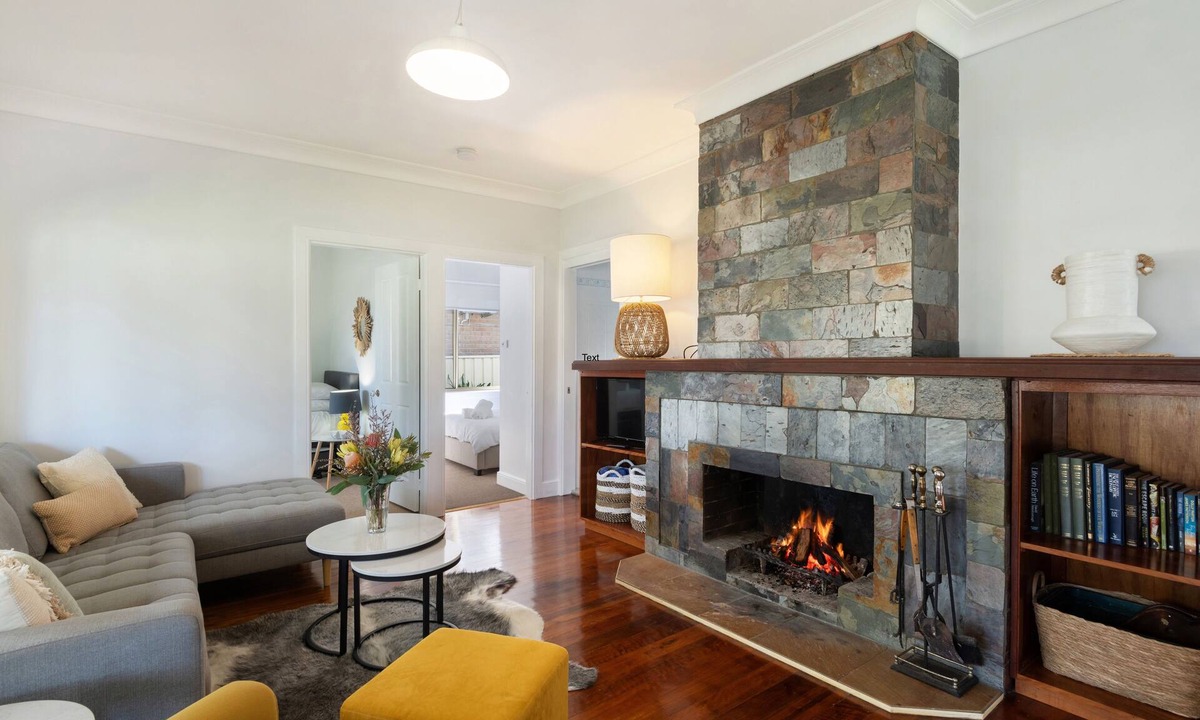 Huskisson House | Banksia: Walk everywhere, beach, shops & cafes in Huskisson. Cosy & stylish
