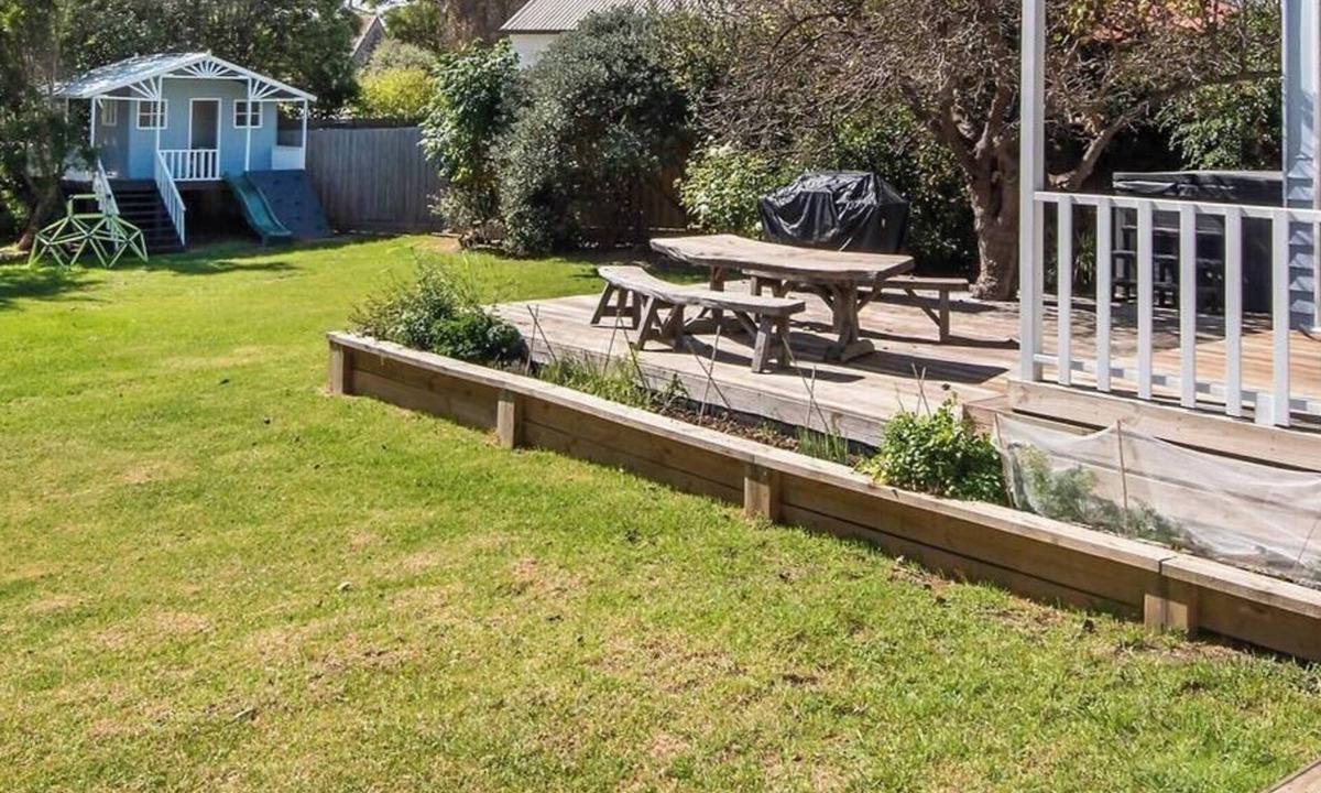 Flinders House | Barker Cottage with Spa in Flinders