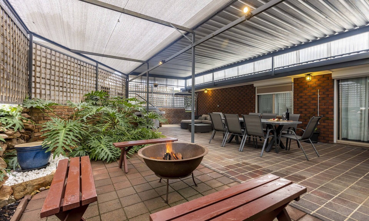 Lyndoch House | Barossa Get-a-Way/Sleeps 10 - Spa/Wifi/Foxtel - Perfect for Groups & Families