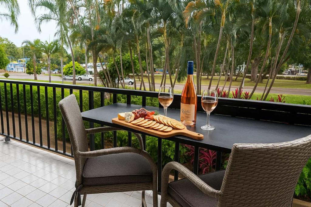 North Ward Apartment | Beach Front Strand Stay-Steps to Beach & Waterpark Townsville