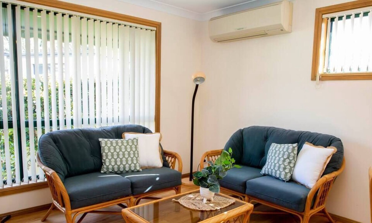 Denhams Beach House | Beach House Minutes From Shoreline / Denhams Beach