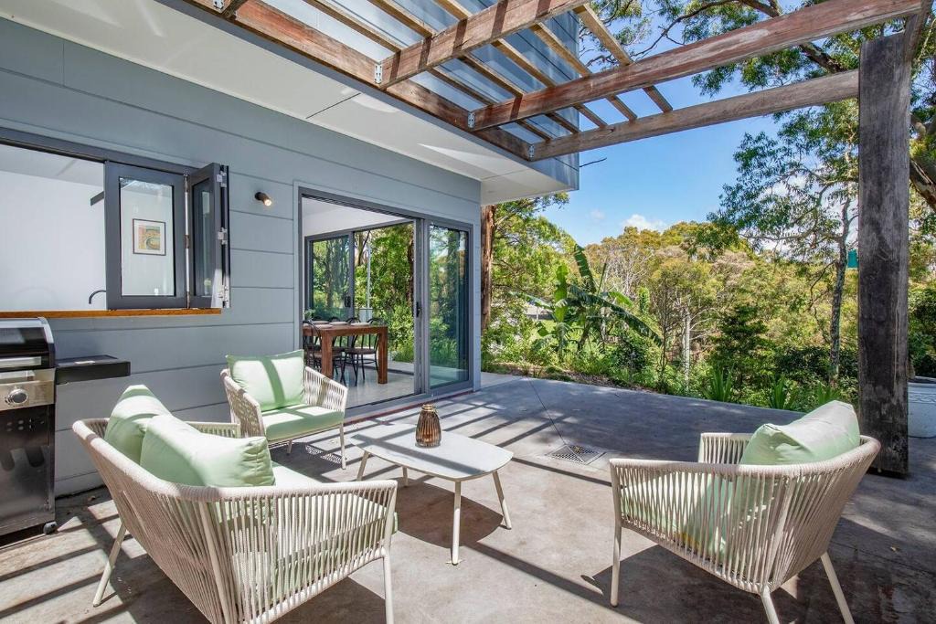 Merewether House | Beach Meets Bush at Expansive Treetop Oasis