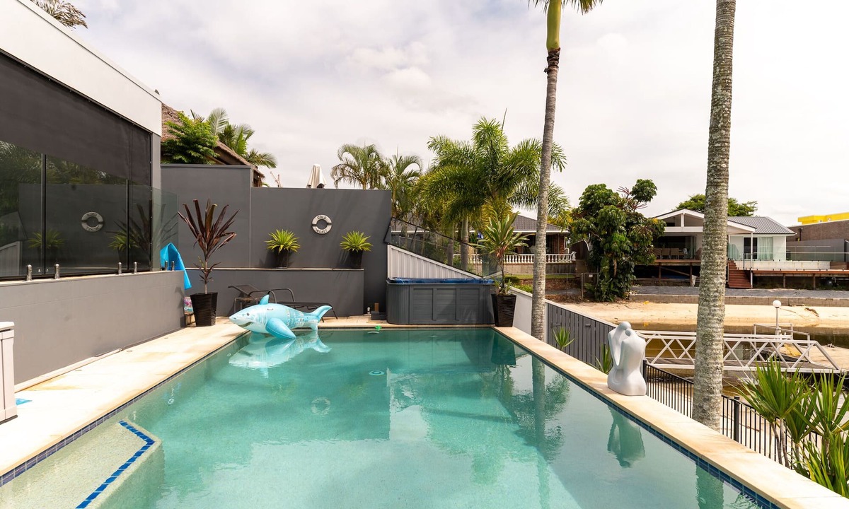 Broadbeach Waters Ski Chalet | Beach shack walk to everything