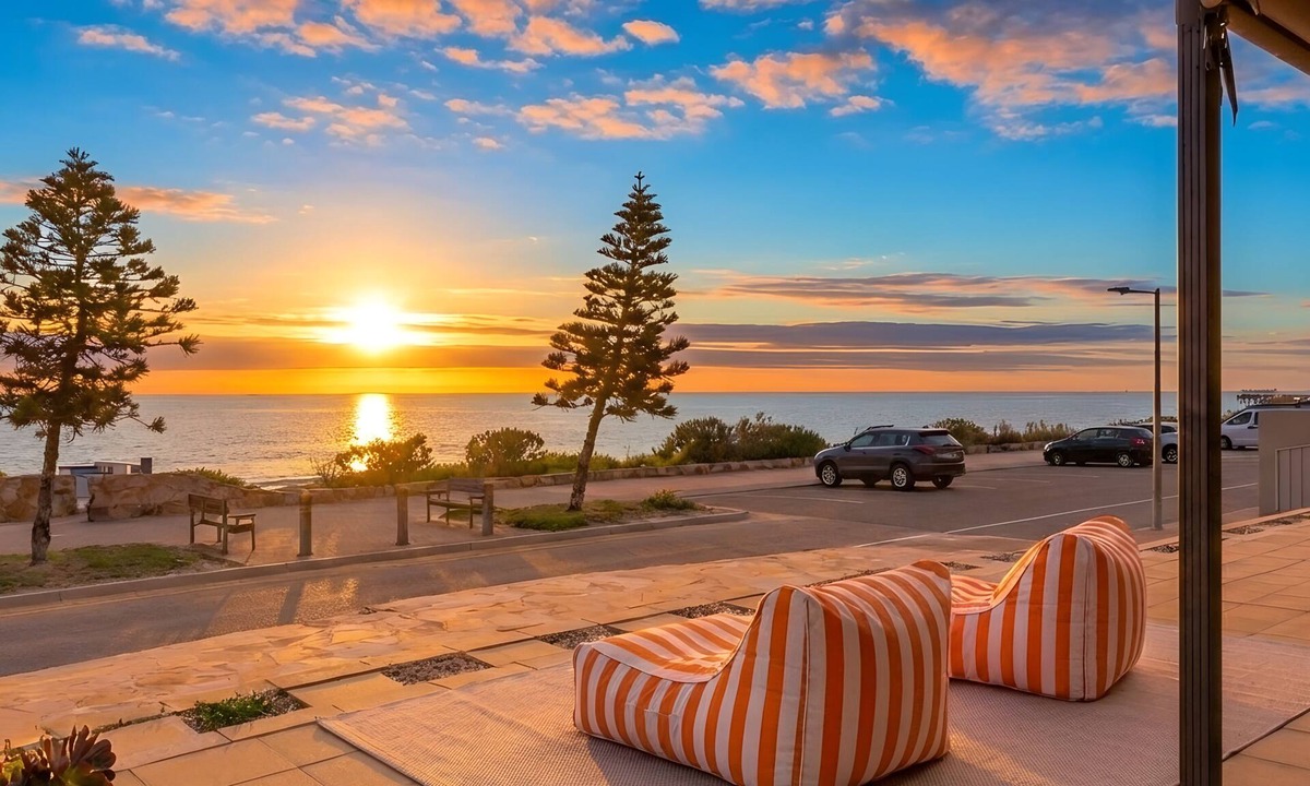 Henley Beach Apartment | Beachfront 3BR | Sauna, Pool Table, 200m to Square