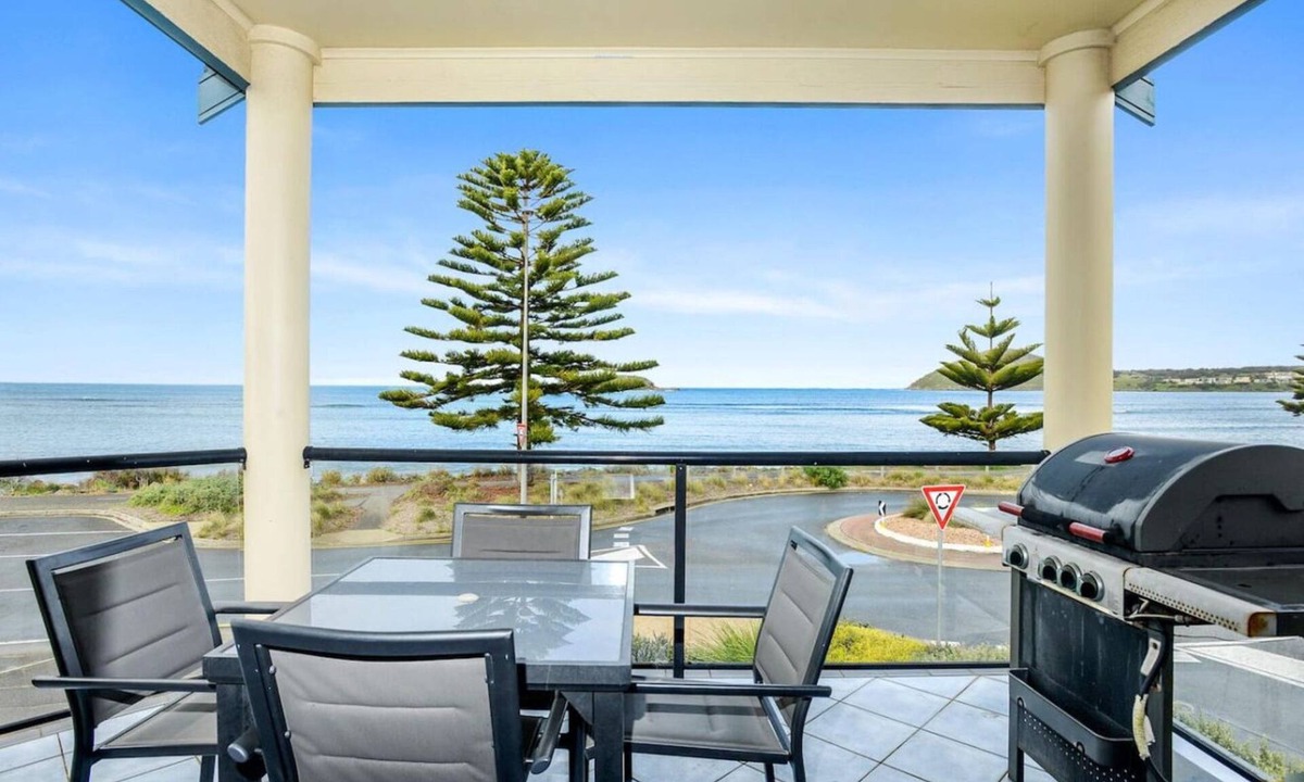 Encounter Bay Apartment | Beachfront Bliss with Spectacular Ocean Views