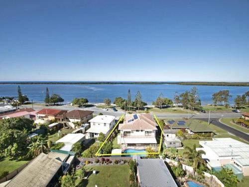Golden Beach House | Beachfront - Opposite Boat Ramp