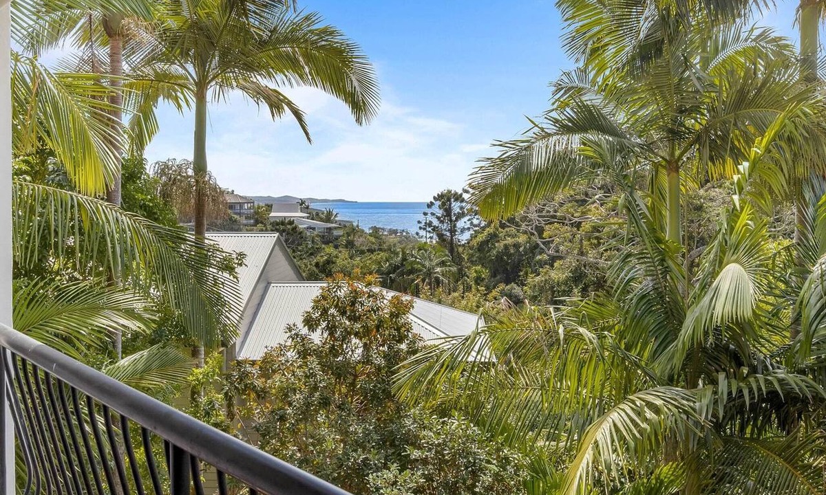 Coolum Beach Apartment | Beachside 4-Bed Retreat with Study Nook & Views
