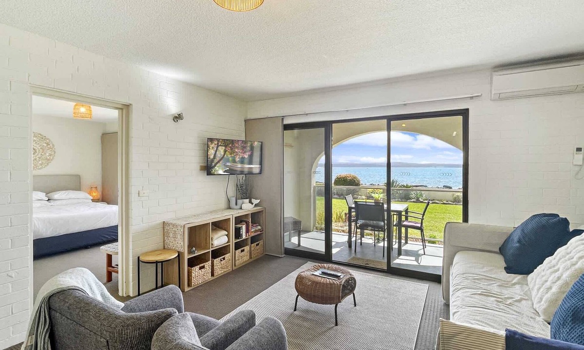 Batehaven Apartment | Beachside Apartment Overlooking Casey’s Beach