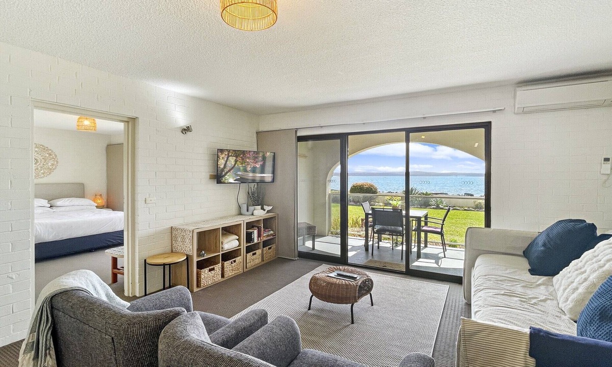 Batehaven Apartment | Beachside Apartment Overlooking Casey’s Beach