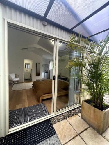 Emerald Beach House | Beachside Bedstay