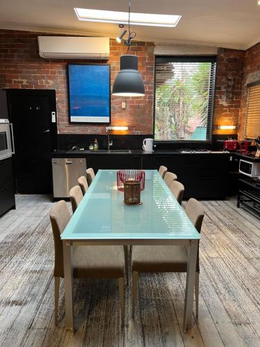 Edithvale Apartment | beachside loft warehouse artists retreat