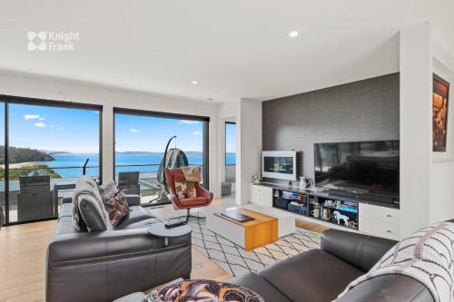 Kingston Beach Villa | Beachside Luxury Villa - Expansive Panoramic Vistas