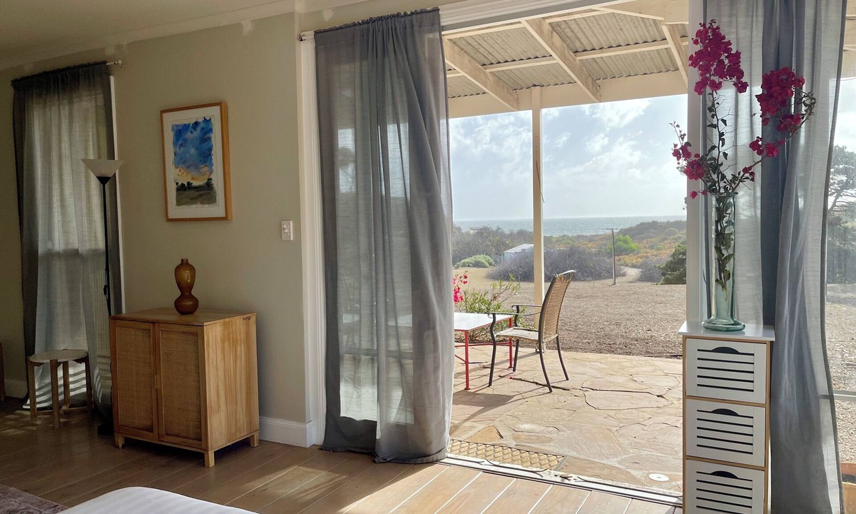 Duncan Apartment | Beachside Studio styled space with sea views and 3 minute walk to the beach