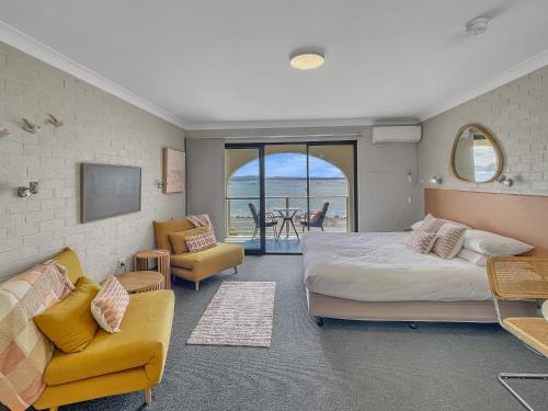 Batehaven Apartment | Beachside Studio Steps from Caseys Beach