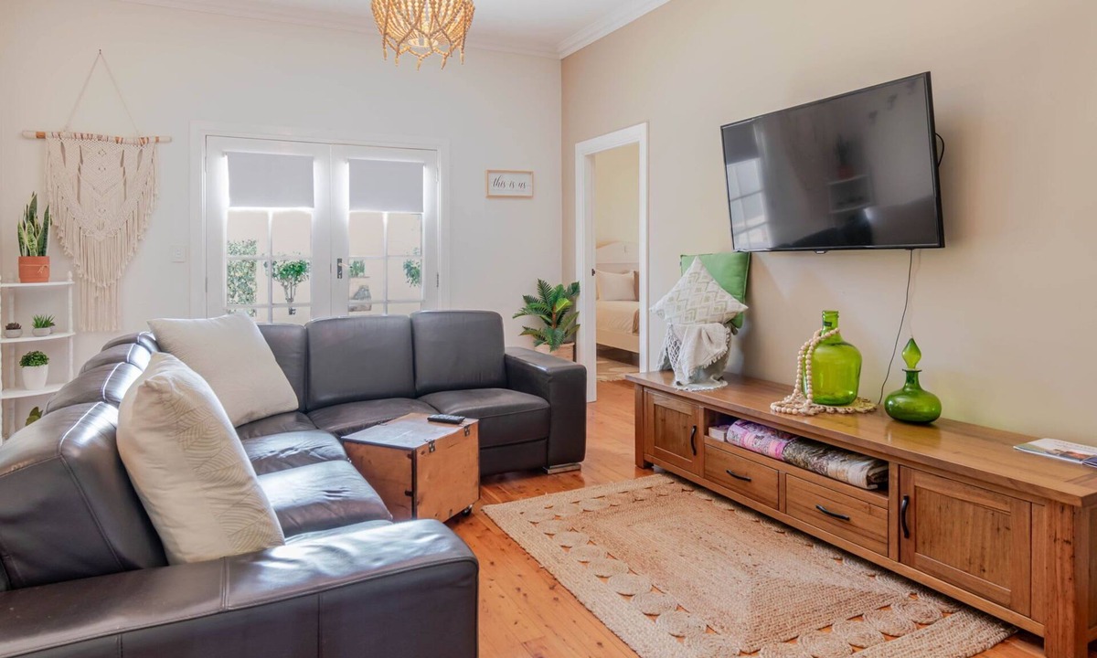 Turvey Park House | Beautiful on Bourke Street | Pet-Friendly Home