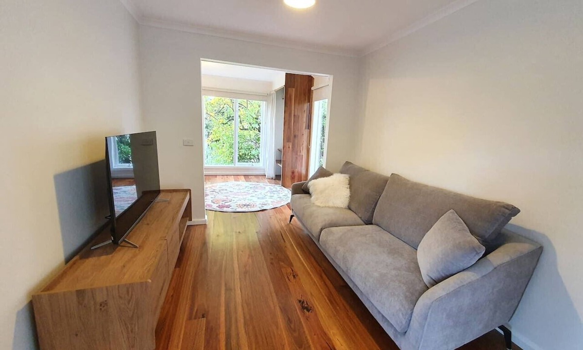 Croydon North House | Between the Yarra Valley, City, wineries. Pets