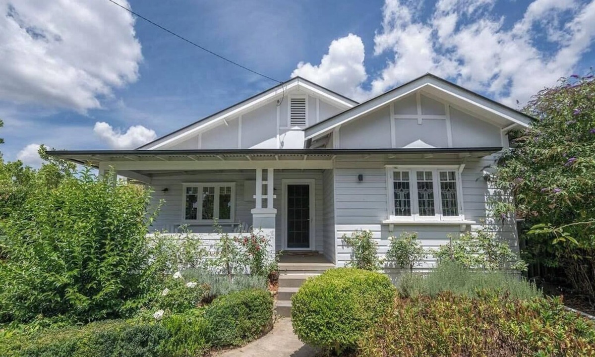 Orange House | Bindi Cottage | Classic Charm, Short Stroll to CBD