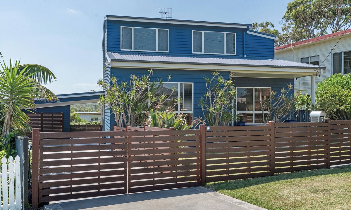 Ulladulla House | Blue Cottage – Coastal Family Retreat, Walk to Beach, Relaxed & Spacious