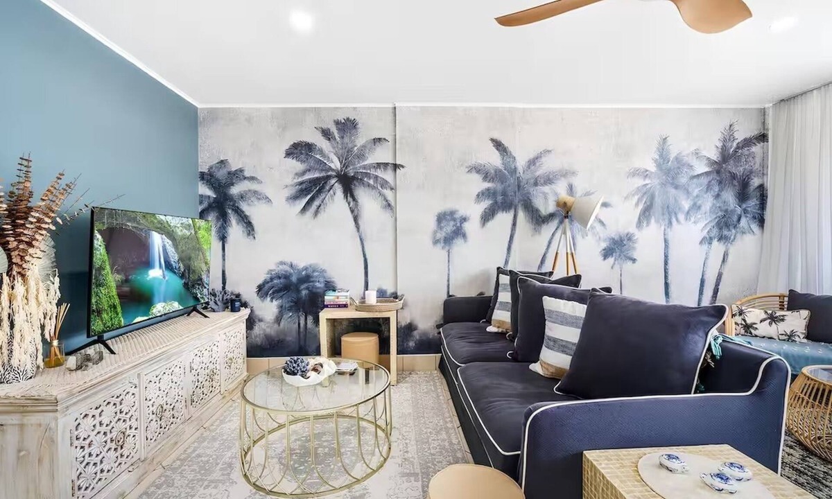 Broadbeach Apartment | Blue Palms By The Beach - Pool, spa, king bed