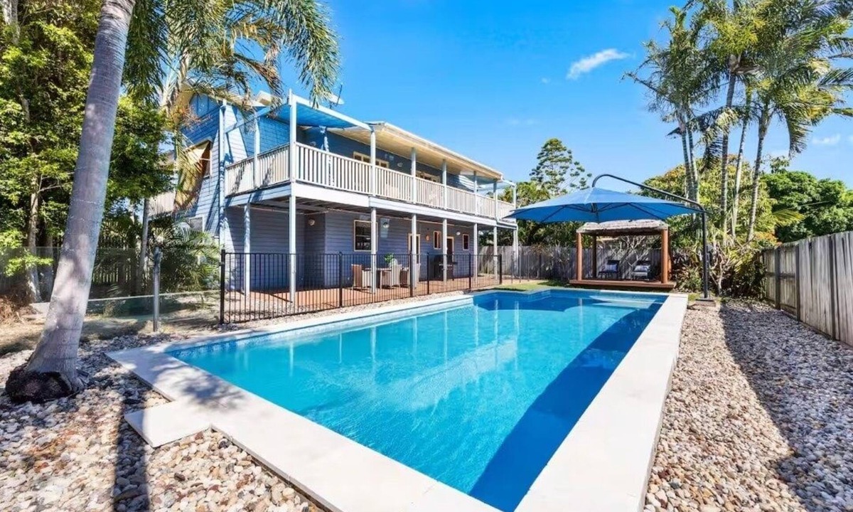 Urangan House | Bluewater Beach Retreat - 5BD/Pool/Walk to Beach