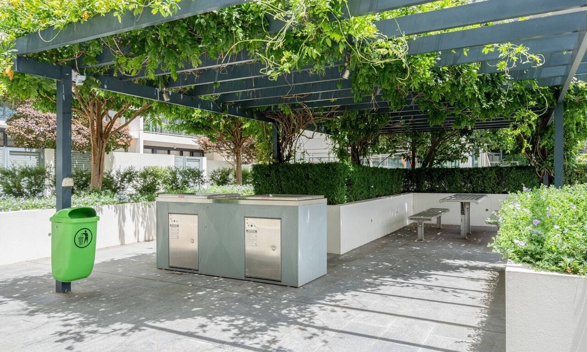 Lyneham Apartment | Bright 2-Bed Flat Near City Amenities